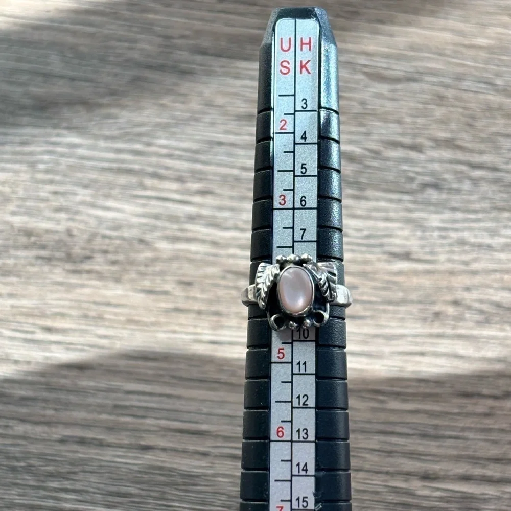 Vintage Sterling Silver Southwestern Pinkish White Iridescent Cabochon Ring Sz 4